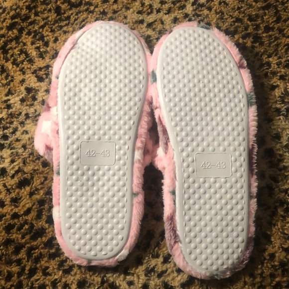 NWT Soft slip on pink slippers with star βοΈ pattern - Picture 3 of 7